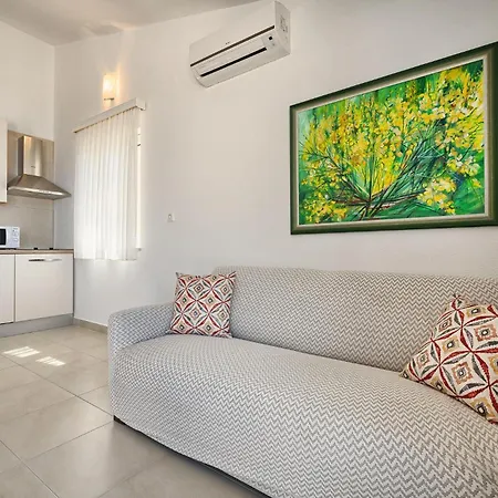 Апартаменти Cozy In With Swimming Pool